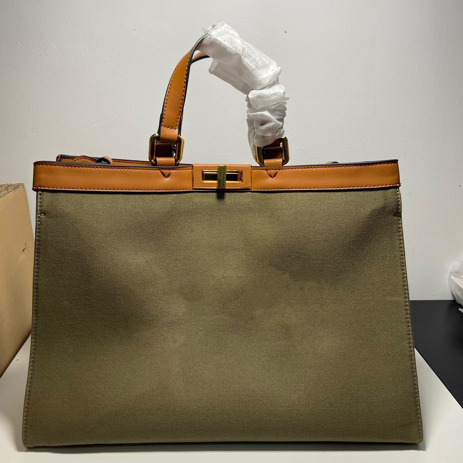 Luxury Designer Canvas Tote Bag Large Capacity Package Designers Shoulder Bag Fashion Patchwork Color Shopping Bag Twist Lock, Green
Luxury Designer Canvas Tote Bag Large Capacity Package Designers Shoulder Bag Fashion Patchwork Color Shopping Bag Twist Lock, Green