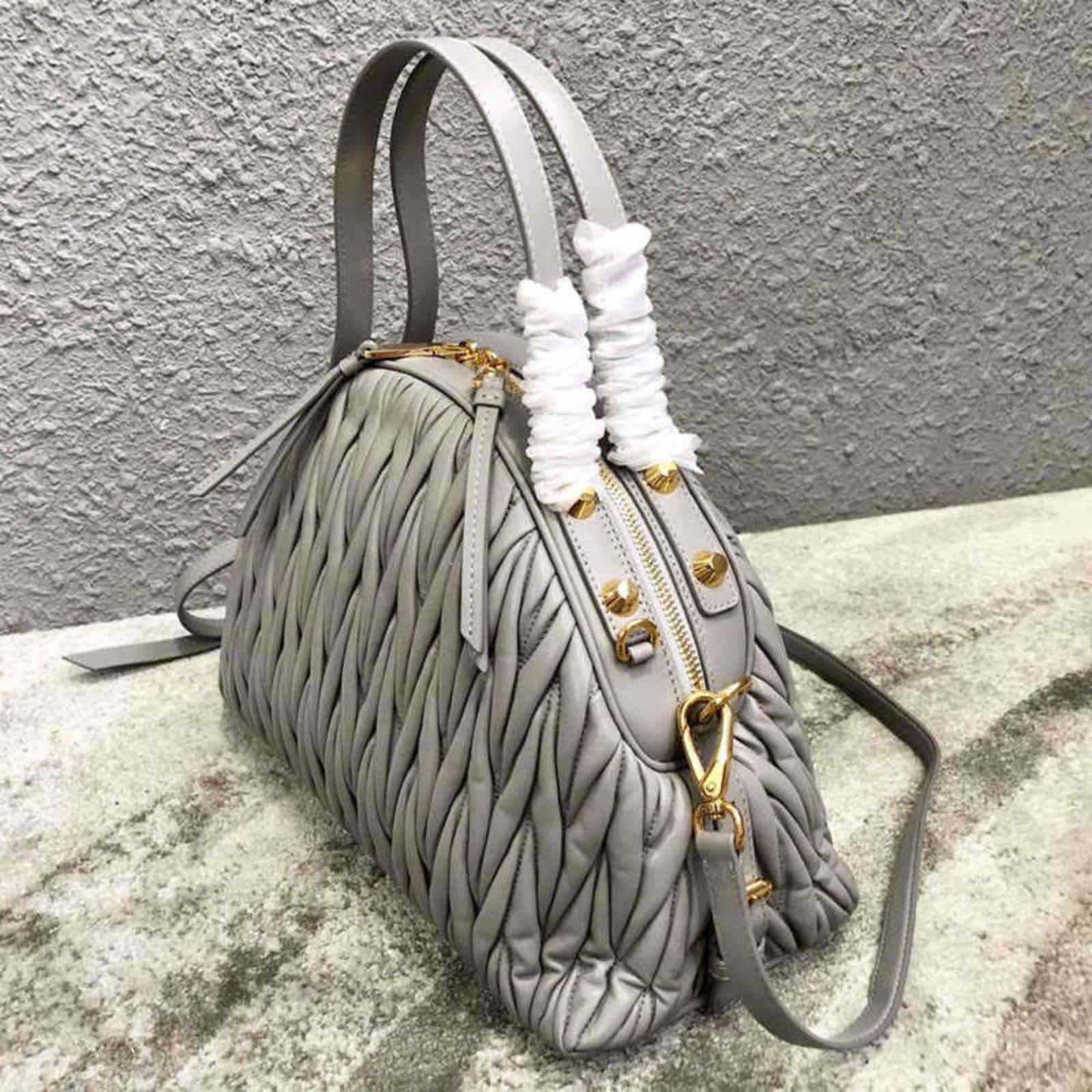 7A+Designers Latest Style fashion bags 5BB034 Lambskin The leather is soft and delicate adjustable Remove the Shoulder strap Fashion1th
7A+Designers Latest Style fashion bags 5BB034 Lambskin The leather is soft and delicate adjustable Remove the Shoulder strap Fashion1th