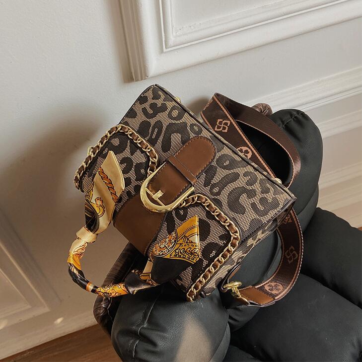 Factory wholesale elegant atmosphere Leopard print women leather bag personalized chain edging fashion handbag clamshell Ribbon decorative plaid shoulder bags, Leopard(boutique box)
Factory wholesale elegant atmosphere Leopard print women leather bag personalized chain edging fashion handbag clamshell Ribbon decorative plaid shoulder bags, Leopard(boutique box)