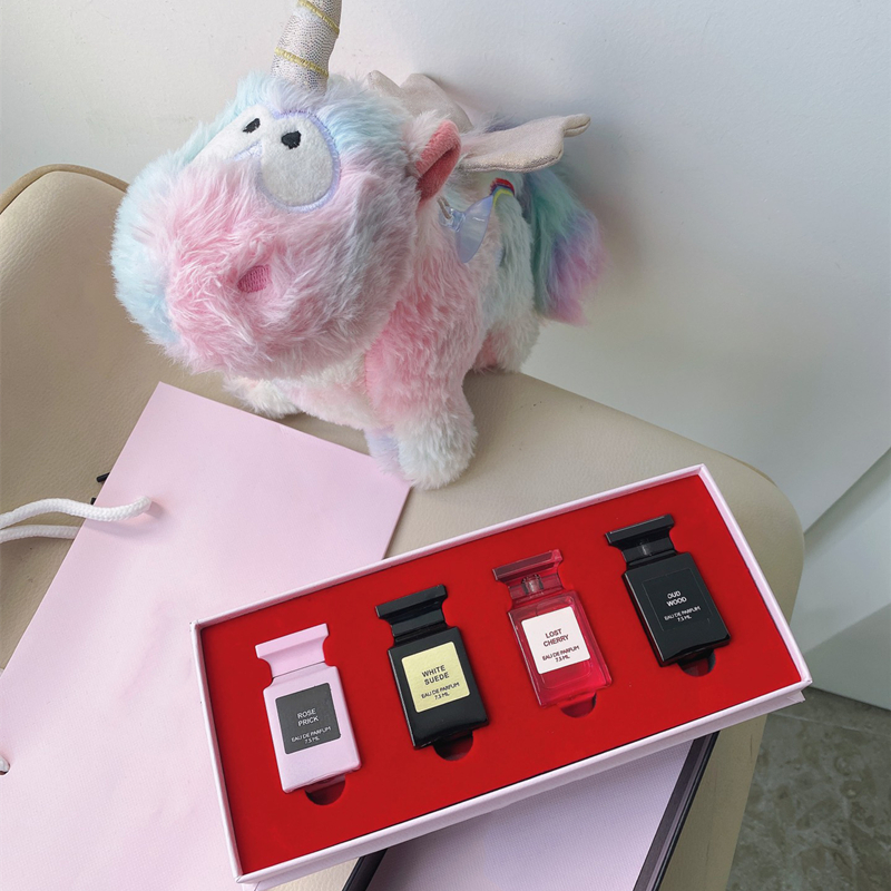 The Latest perfume set 7.5ml x 4pcs LOST CHERRY ROSE PRICK OUD WOOD WHITE SUEDE kit 4 in 1 with box fragrance top quality fast ship, Silver
The Latest perfume set 7.5ml x 4pcs LOST CHERRY ROSE PRICK OUD WOOD WHITE SUEDE kit 4 in 1 with box fragrance top quality fast ship, Silver