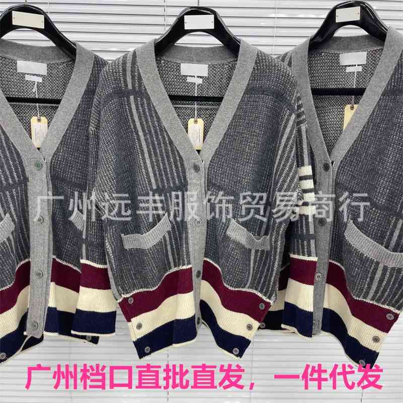 Version 21ss new TB stripe color matching cardigan men's and women's same OS wool coat fashion brand, Black 
Version 21ss new TB stripe color matching cardigan men's and women's same OS wool coat fashion brand, Black