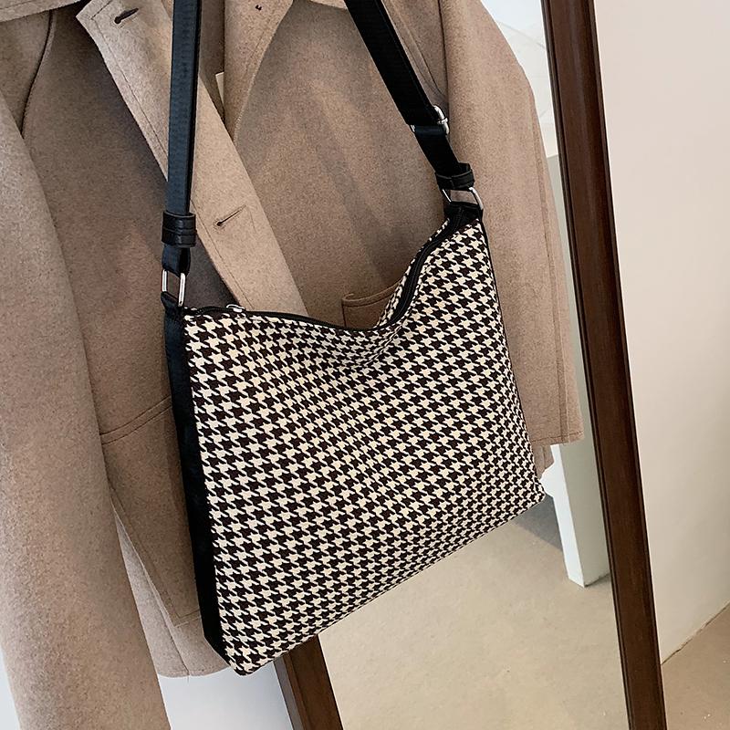 Fashion Brand Retro Houndstooth Large-capacity Handbags 2021 New Fashion All-match Shoulder Bag Messenger Bucket Bag, Black 
Fashion Brand Retro Houndstooth Large-capacity Handbags 2021 New Fashion All-match Shoulder Bag Messenger Bucket Bag, Black