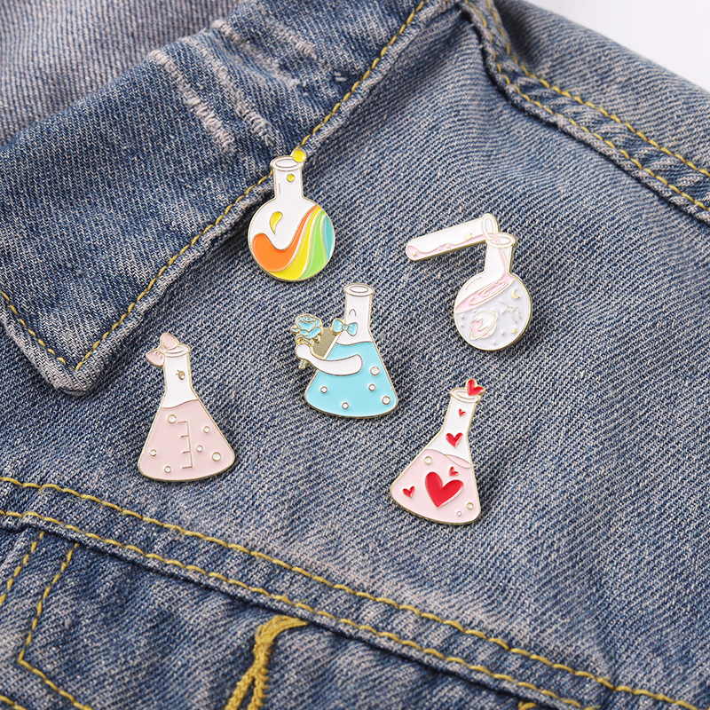European Chemical Glassware Model Brooches Cartoon Love Rainbow Flowers Planet Lapel Pins Unisex Tube Flask Bottle Shape Backpack Clothes Badge Accessories
European Chemical Glassware Model Brooches Cartoon Love Rainbow Flowers Planet Lapel Pins Unisex Tube Flask Bottle Shape Backpack Clothes Badge Accessories