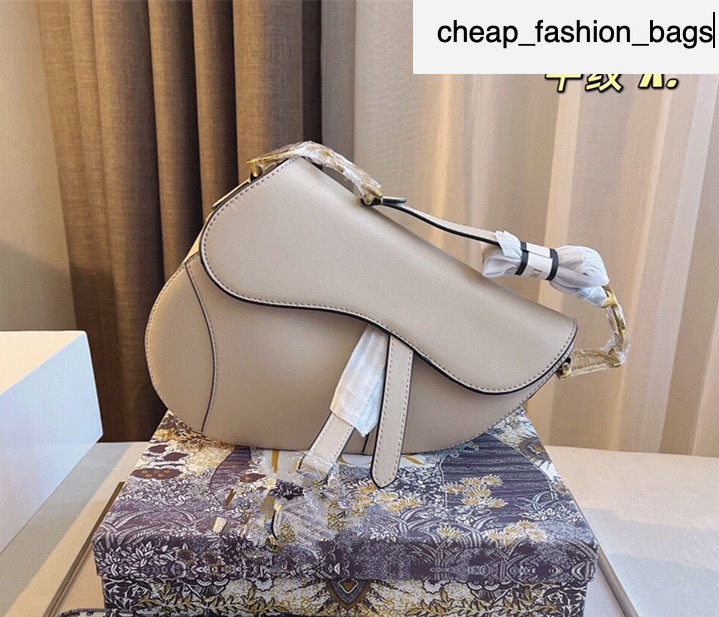 Handbag Saddle bag Top quality Genuine Leather With shoulder strap Purse Metal pendant Shoulder bags women Crossbody bag Cowhide handbag
Handbag Saddle bag Top quality Genuine Leather With shoulder strap Purse Metal pendant Shoulder bags women Crossbody bag Cowhide handbag