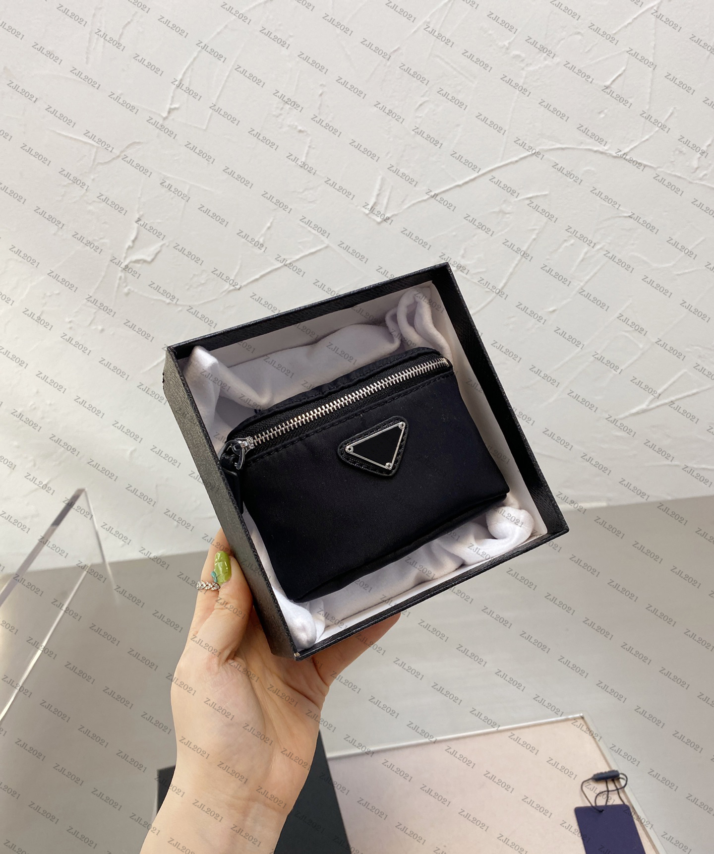 Luxurys Designers Handbags Arm Square sac Nylon Mini Fashion Wristbag Arm Bag Ladies sac à main Wallet Coin Wallet Wristbag
Luxurys Designers Handbags Arm Square sac Nylon Mini Fashion Wristbag Arm Bag Ladies sac à main Wallet Coin Wallet Wristbag
