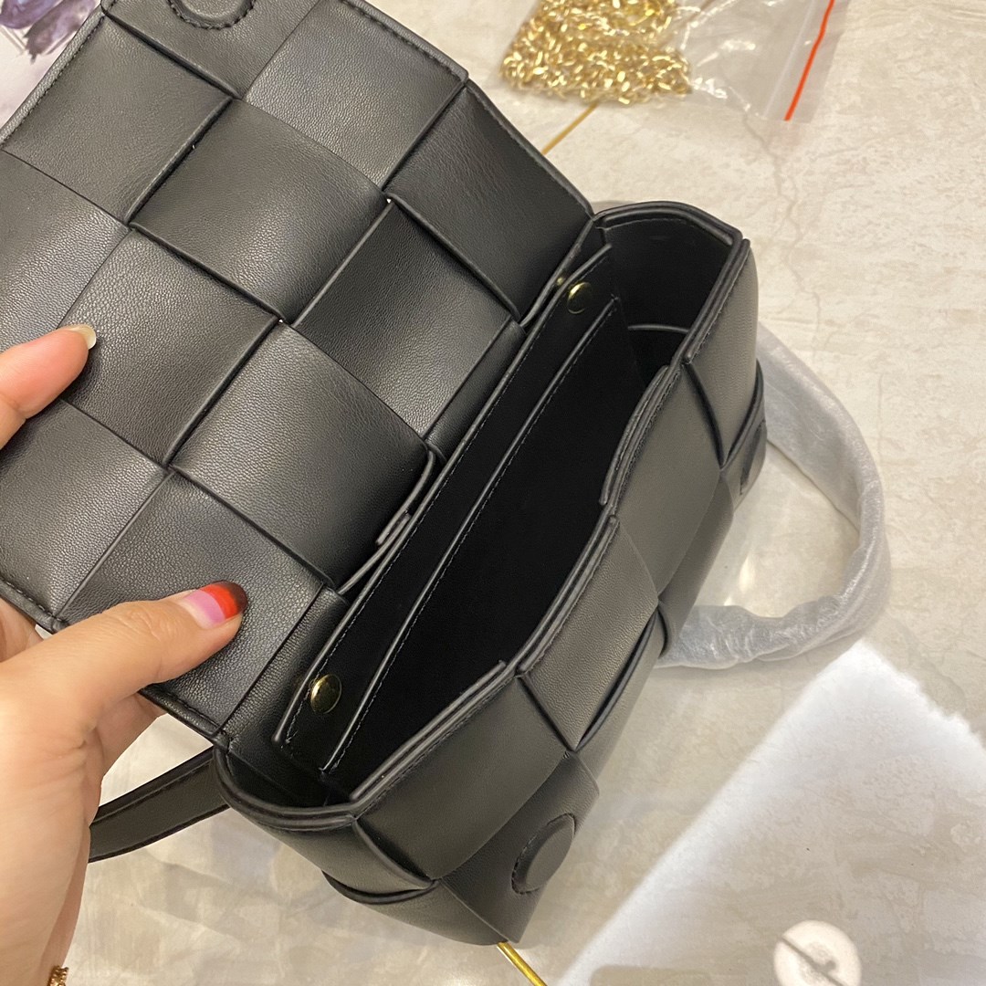 Fashion trend design waist bag high quality soft leather woven bag solid spring luxury designer waist bag, Black
Fashion trend design waist bag high quality soft leather woven bag solid spring luxury designer waist bag, Black