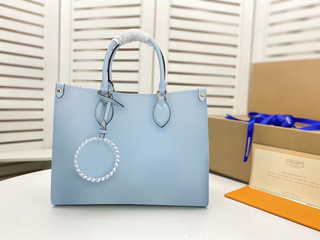 Luxurys Designers clutch Bags women Handbags Cool breeze big wallet Fashion Bag of ShoppingBag Casual ladies style Backpack single shoulder
Luxurys Designers clutch Bags women Handbags Cool breeze big wallet Fashion Bag of ShoppingBag Casual ladies style Backpack single shoulder