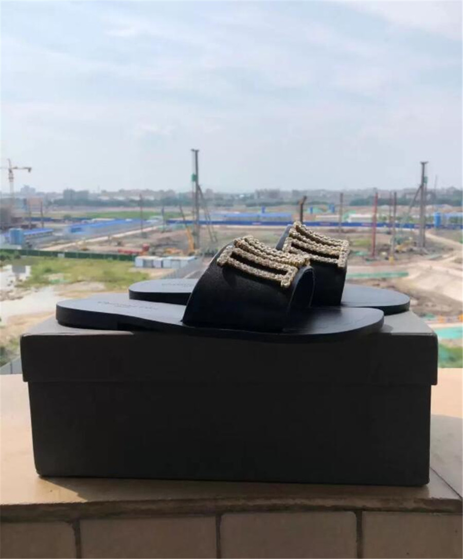 Classic Women's Casual Sandals fashion High quality Leather Beach Slippers Ladies Luxury shoes Female flip-flops Sandal woman slipper G9015, A box
Classic Women's Casual Sandals fashion High quality Leather Beach Slippers Ladies Luxury shoes Female flip-flops Sandal woman slipper G9015, A box