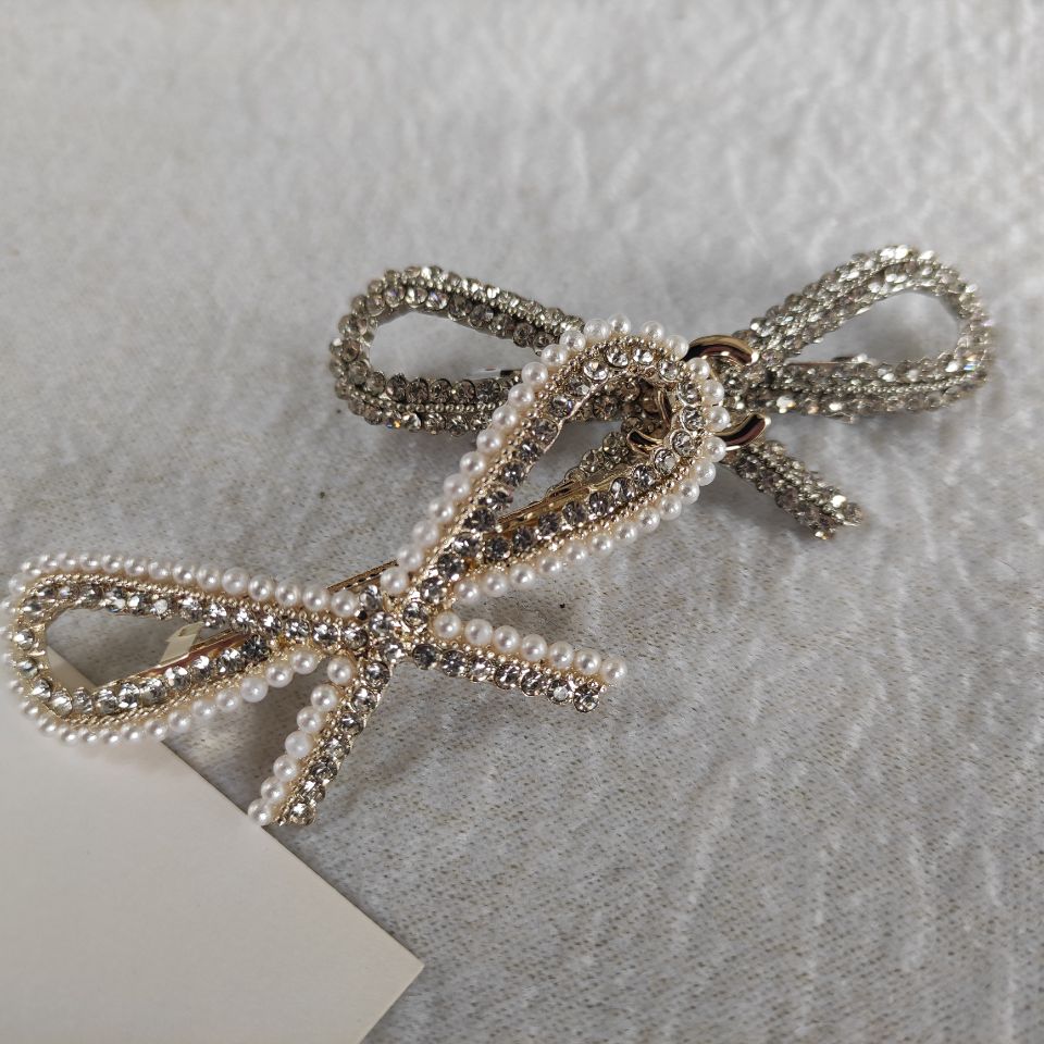 new Hairclips smart C symbol metal hair pin fashion bowknot hair Accessories Hair clips party gift with paper card
new Hairclips smart C symbol metal hair pin fashion bowknot hair Accessories Hair clips party gift with paper card