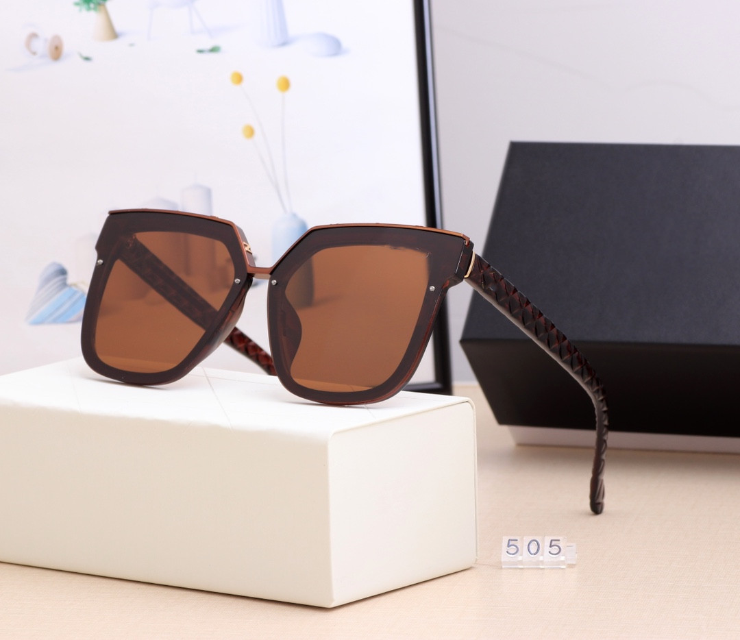 Fashionable sunglasses Europe and the United States fashion ladies large frameexquisite retro anti glare, White;black
Fashionable sunglasses Europe and the United States fashion ladies large frameexquisite retro anti glare, White;black