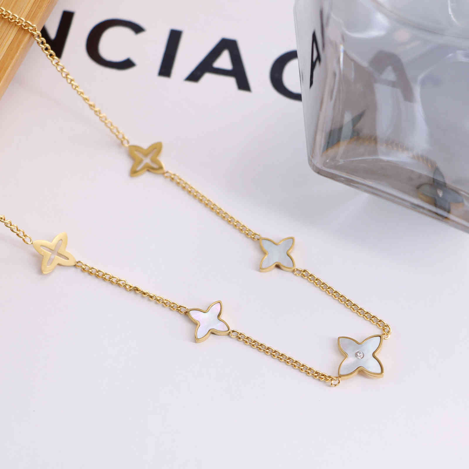 New jewelry 2021 new jewelry Decorated titanium steel white Fritillaria diamond flower five Flower Necklace temperament French elegant hollow clavicle chain
New jewelry 2021 new jewelry Decorated titanium steel white Fritillaria diamond flower five Flower Necklace temperament French elegant hollow clavicle chain