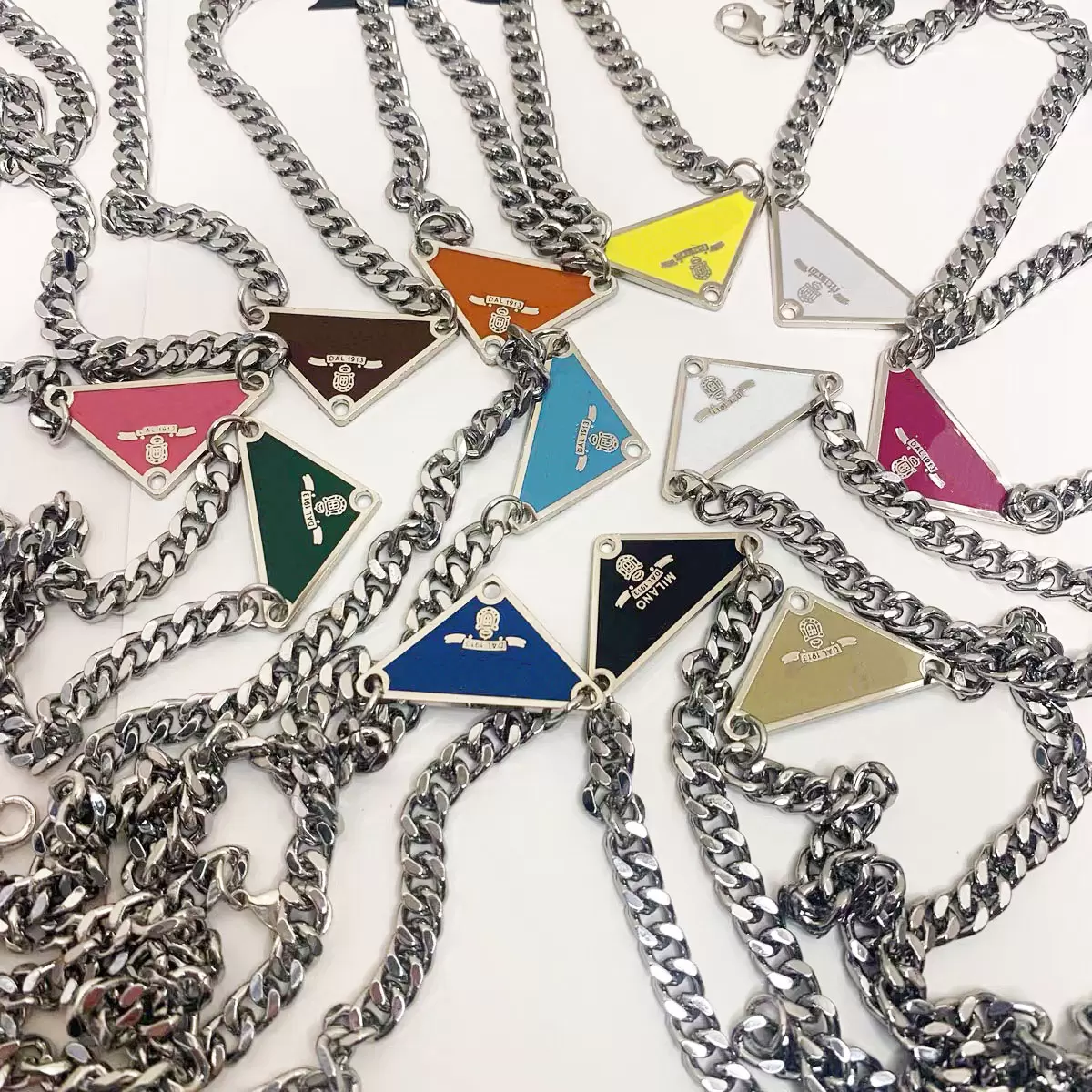 2021 luxurys Sale Pendant Necklaces Fashion for Man Woman 48cm Inverted triangle designers brand Jewelry mens womens Highly Quality 19 Model Optional with box
2021 luxurys Sale Pendant Necklaces Fashion for Man Woman 48cm Inverted triangle designers brand Jewelry mens womens Highly Quality 19 Model Optional with box