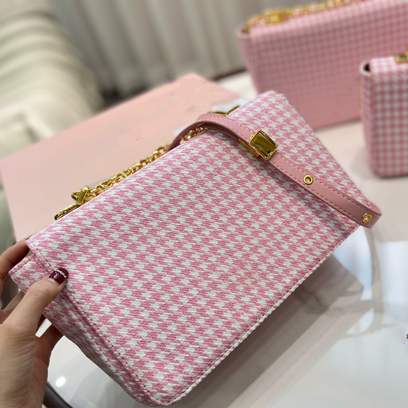 2022 High Quality French Houndstooth Fashion Shoulder Bag Vintage Pink Woolen Fashion Flap Famous Designer Women Crossbody Bags Totes Wallet with Gift Box, Pink small
2022 High Quality French Houndstooth Fashion Shoulder Bag Vintage Pink Woolen Fashion Flap Famous Designer Women Crossbody Bags Totes Wallet with Gift Box, Pink small