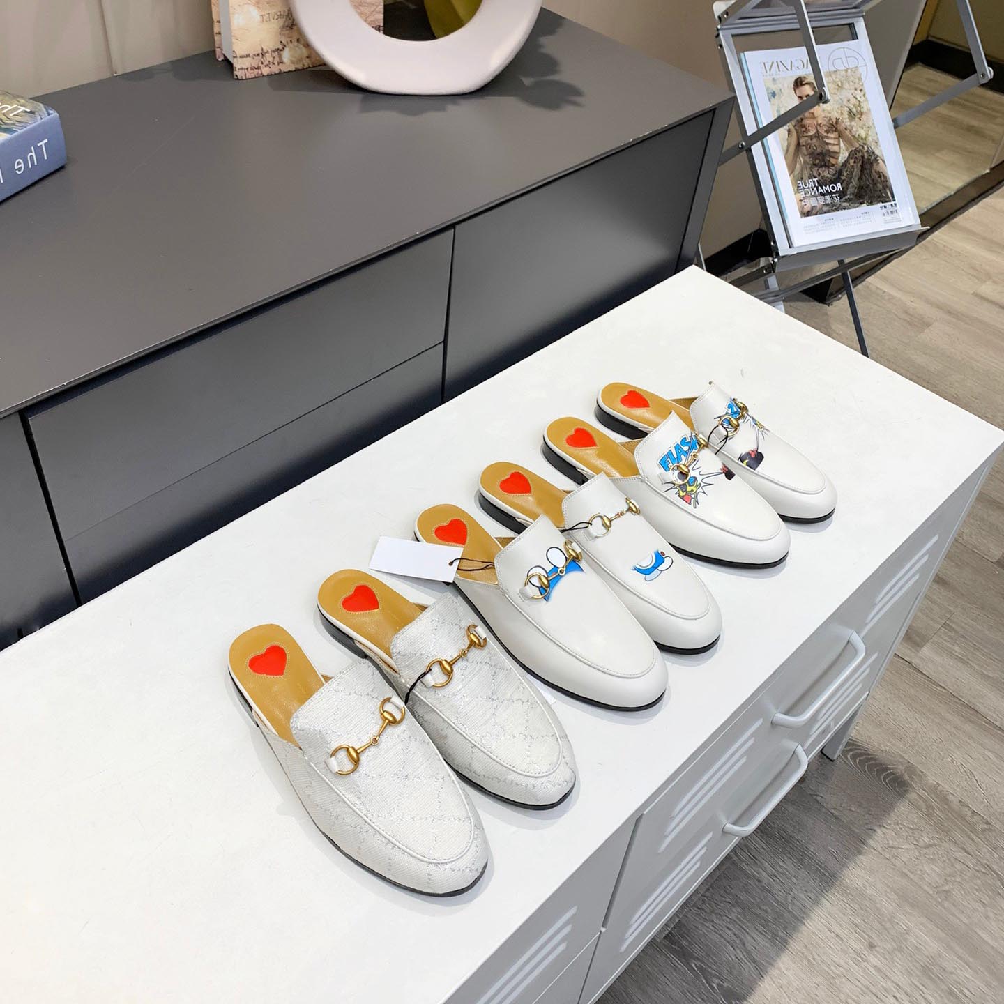 classic Leather men slippers loafers soft cowhide Lazy women shoes Metal buckle beach slipper Mules Princetown fashion lady slides with box Large size 34-46, 17
classic Leather men slippers loafers soft cowhide Lazy women shoes Metal buckle beach slipper Mules Princetown fashion lady slides with box Large size 34-46, 17