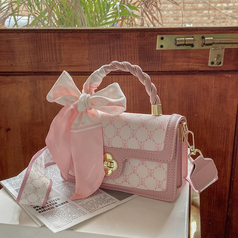 Designer Handbags 2021 summer new single Shoulder Messenger small square portable bag women's Silk Scarf double shoulder belt, Brown 
Designer Handbags 2021 summer new single Shoulder Messenger small square portable bag women's Silk Scarf double shoulder belt, Brown