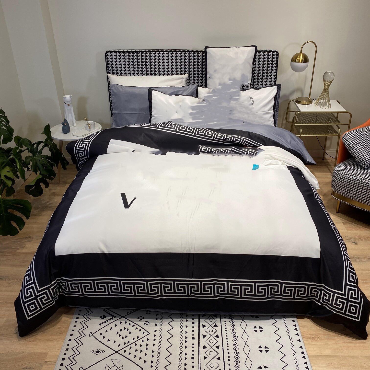2022 designer bedding sets comforter cover pattern around spring summer size bedding 4 pcs set silk modern duvet cover, Same as pic
2022 designer bedding sets comforter cover pattern around spring summer size bedding 4 pcs set silk modern duvet cover, Same as pic