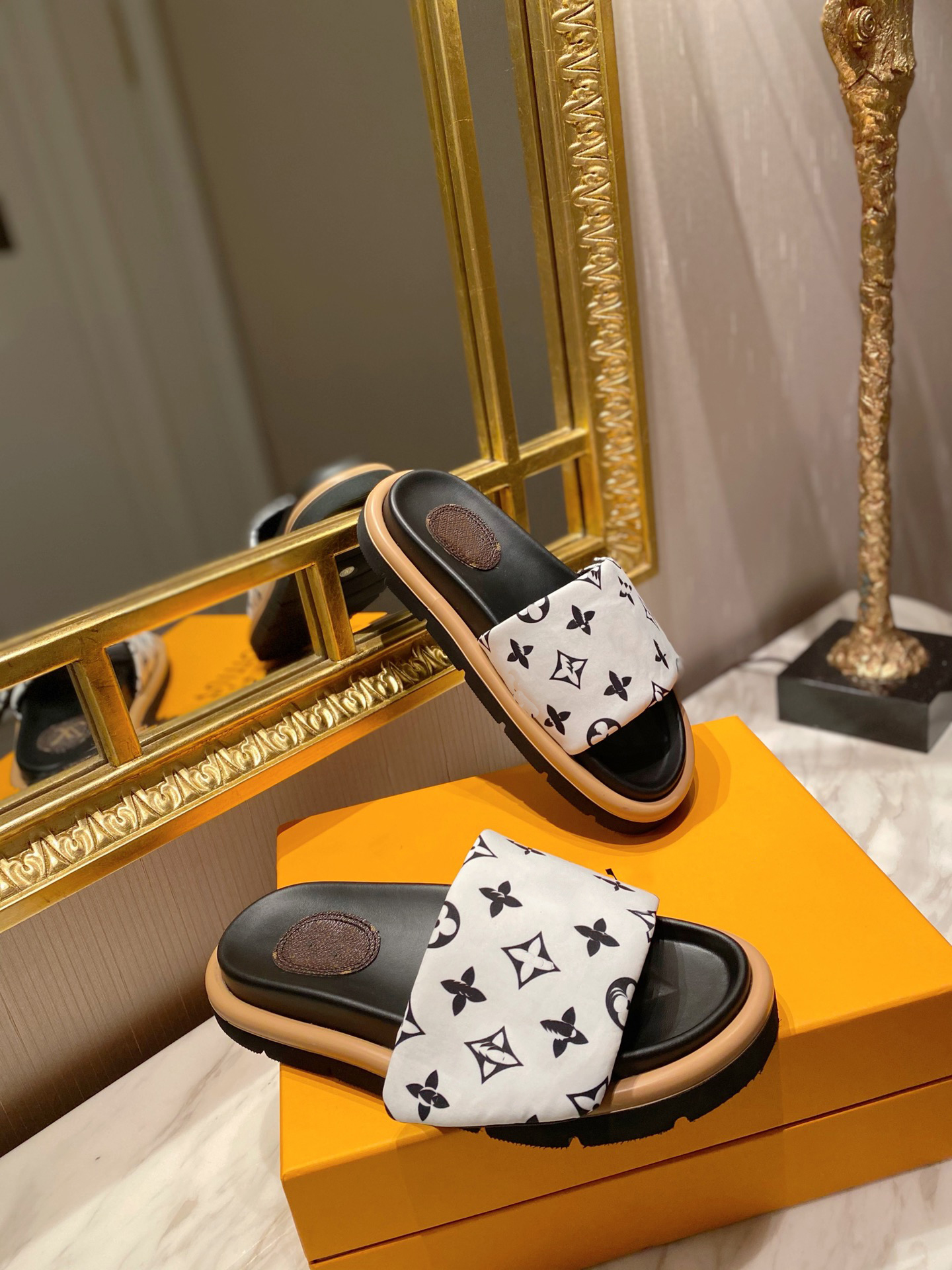Spring / summer 2021 slippers nylon buckle series couples drag fashion sandals leather sandals with the same style as men and women
Spring / summer 2021 slippers nylon buckle series couples drag fashion sandals leather sandals with the same style as men and women