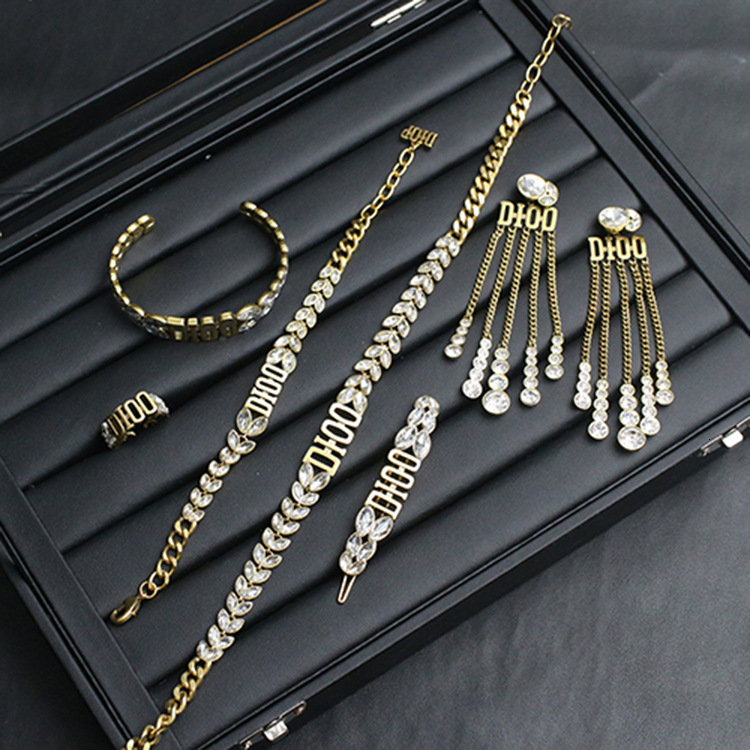 d Wheat Ear Neck Chain Necklace Female Di Family Earrings Horse Eye Diamond Bracelet Cd Letter Hairpin Ringybxa
d Wheat Ear Neck Chain Necklace Female Di Family Earrings Horse Eye Diamond Bracelet Cd Letter Hairpin Ringybxa