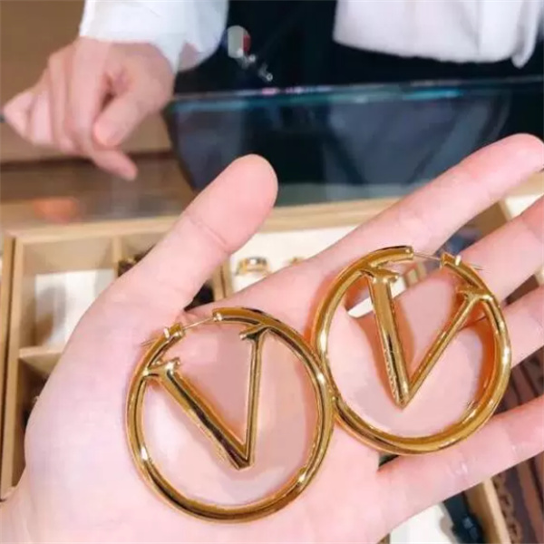 Top Paris Jewelry Accessories Women Hoop Earrings Luxury 18K Gold Ear Studs Lady Nice Christmas gift
Top Paris Jewelry Accessories Women Hoop Earrings Luxury 18K Gold Ear Studs Lady Nice Christmas gift