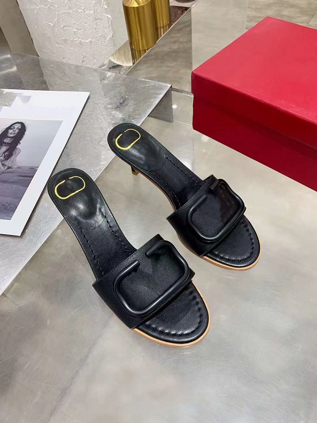 The2021 matte leather slippers with square lips, open-toed flats for women in sizes 35-42kjh01
The2021 matte leather slippers with square lips, open-toed flats for women in sizes 35-42kjh01