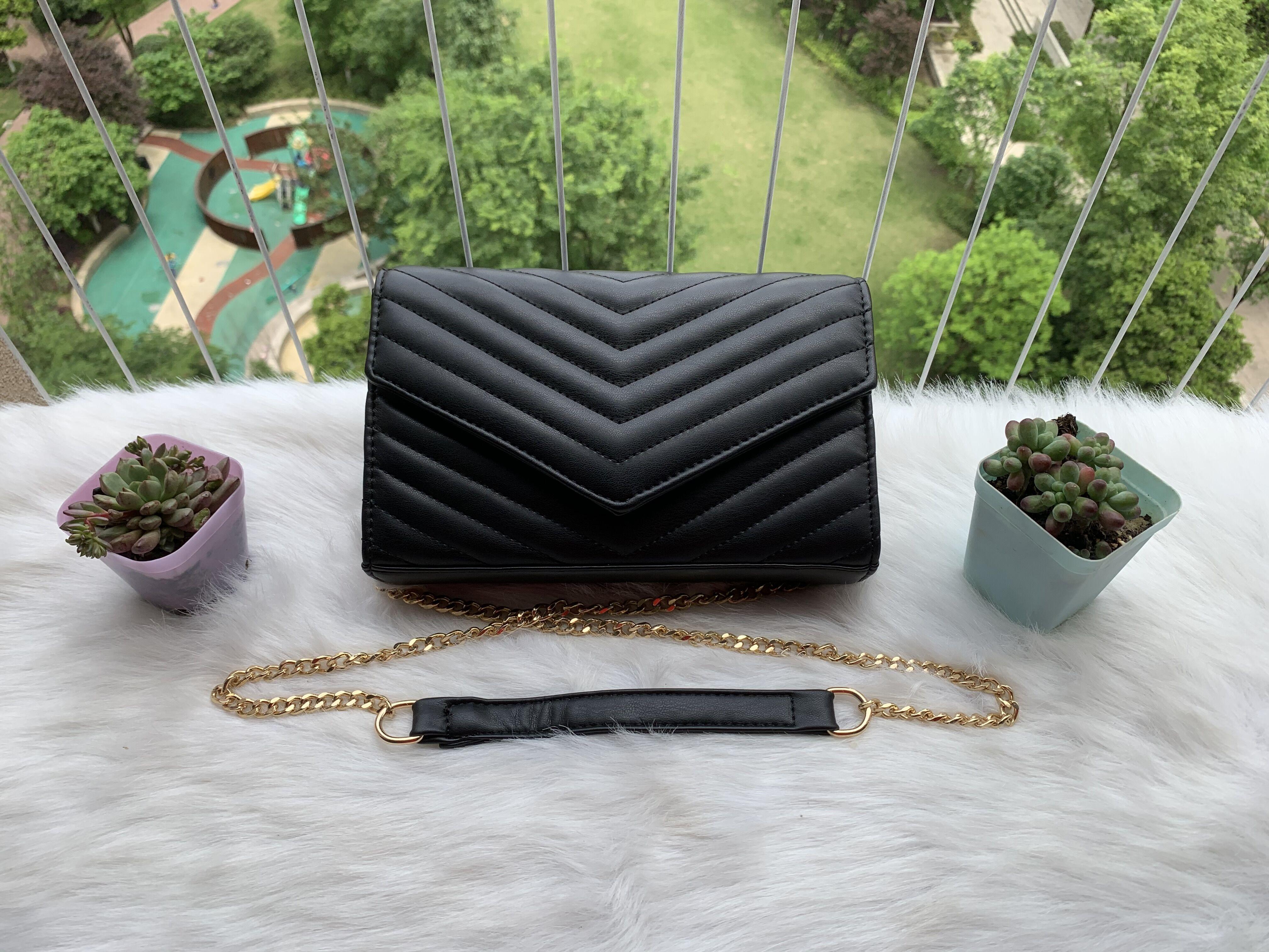 High Quality Famous designer Shoulder bag Pu leather Fashion Gold chain bag Cross body Pure color Female women handbag cross body, Black
High Quality Famous designer Shoulder bag Pu leather Fashion Gold chain bag Cross body Pure color Female women handbag cross body, Black