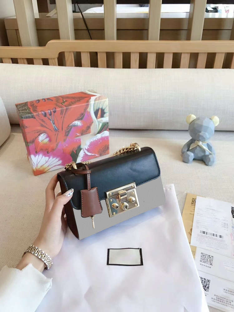 5A+Luxury buckle chain locks printing small hand spell crust from canvas cover the bill of lading shoulder his female bag, 2020, Customize
5A+Luxury buckle chain locks printing small hand spell crust from canvas cover the bill of lading shoulder his female bag, 2020, Customize