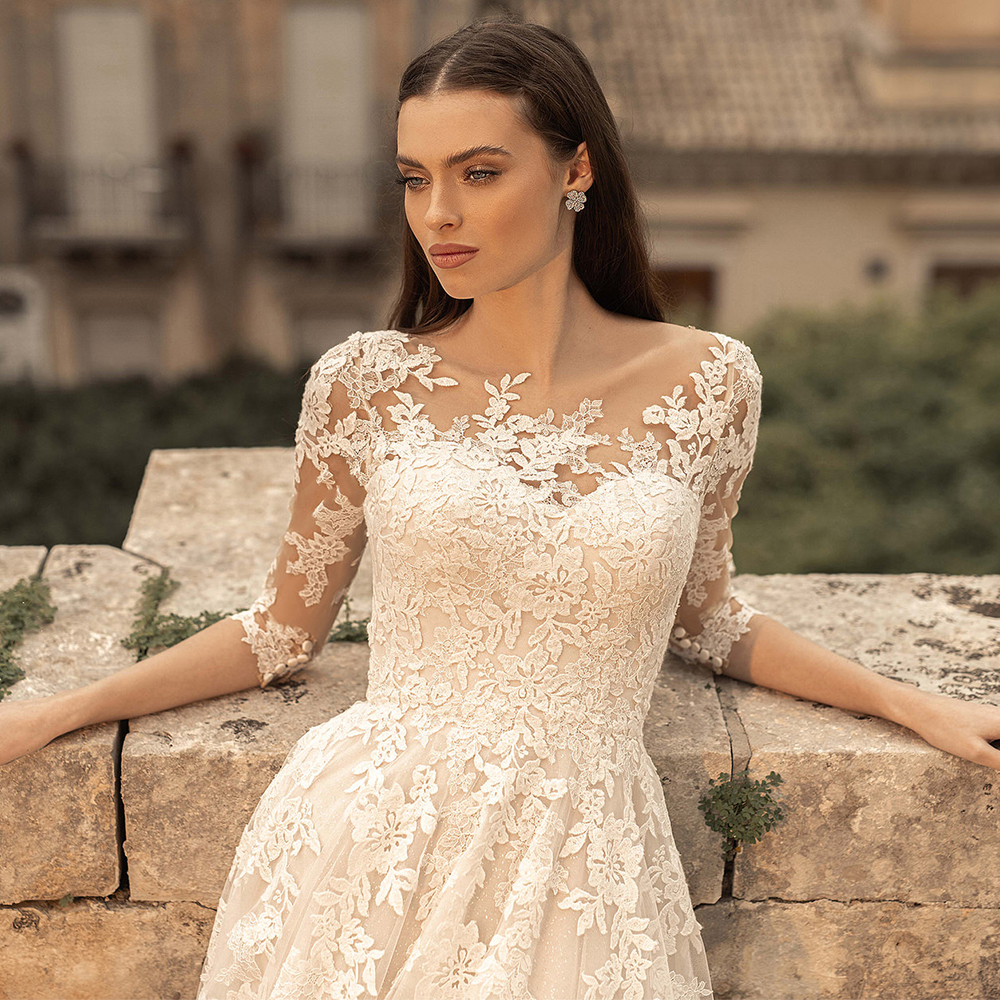 Gorgeous A Line Lace Long Wedding Dress Crew Neck Elegant Country Beach Bride Dresses Embroidery Appliques Tulle Sweep Train Button Back Bridal Gowns 