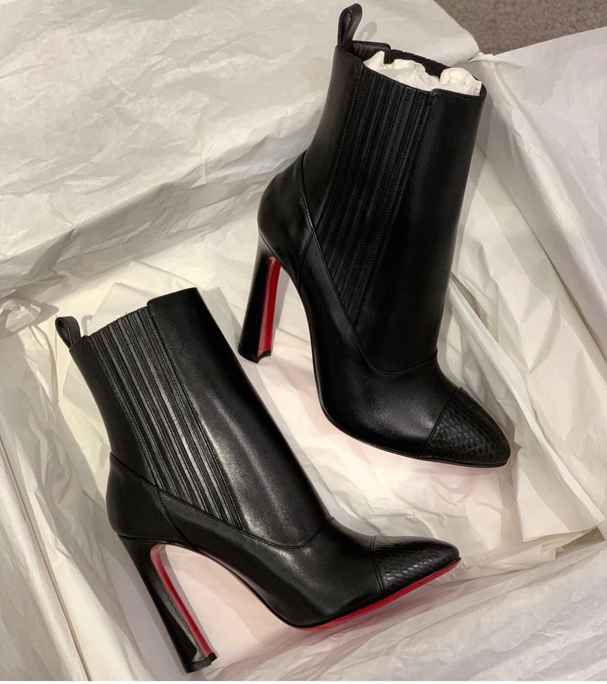Winter Luxury Me In The 90s Ankle Boots Elegant Lady Red Bottom Booties Fashion Women Pointed Toe High Heels Party Dress Wedding EU35-43
Winter Luxury Me In The 90s Ankle Boots Elegant Lady Red Bottom Booties Fashion Women Pointed Toe High Heels Party Dress Wedding EU35-43