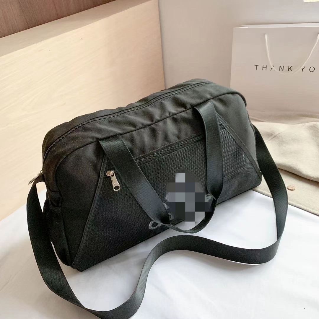 Simple light sports fitness men's and women's large capacity outdoor training travel messenger short distance business luggage bag X2XX
Simple light sports fitness men's and women's large capacity outdoor training travel messenger short distance business luggage bag X2XX