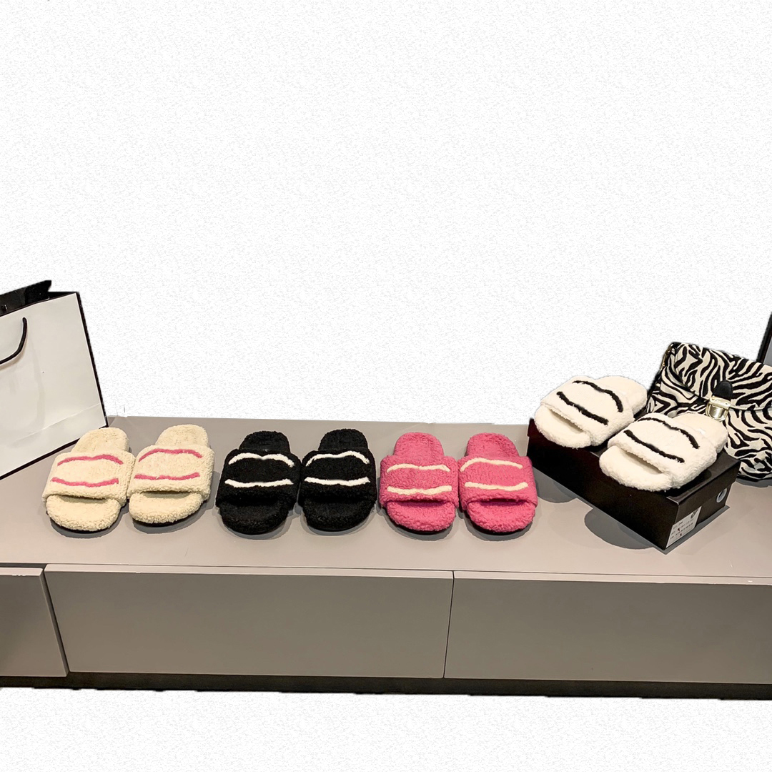 2022 Lastest luxurious Mink fur women Slippers Soft Flat open-toe Slip-on Mules with oversized Initials Fashion lightweight Homey Mule, Black
2022 Lastest luxurious Mink fur women Slippers Soft Flat open-toe Slip-on Mules with oversized Initials Fashion lightweight Homey Mule, Black