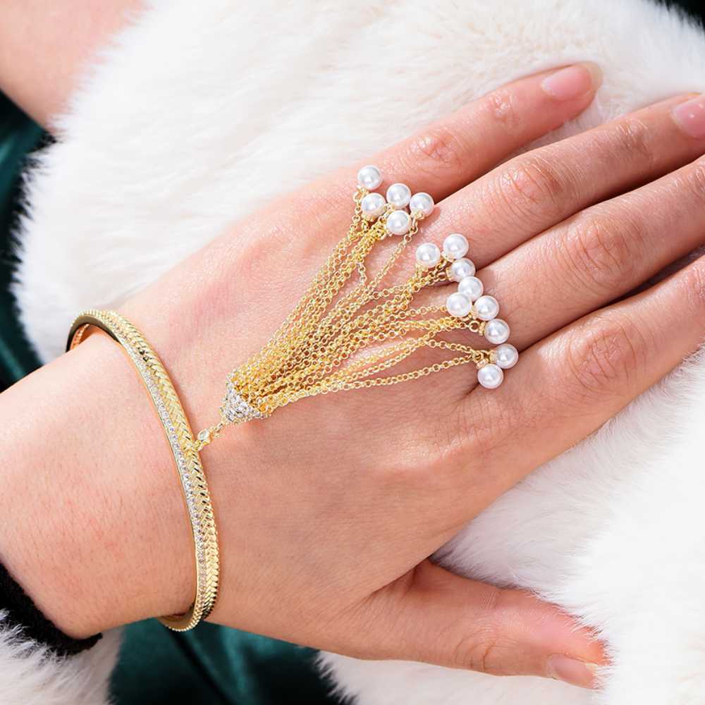 New Trendy Luxury African Pearl Pendant Sparkling Bangle Bracelet Women Wedding Full Cubic Zirconia Crystal Dubai Party Jewelry Q0720
New Trendy Luxury African Pearl Pendant Sparkling Bangle Bracelet Women Wedding Full Cubic Zirconia Crystal Dubai Party Jewelry Q0720