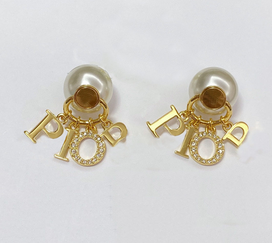 Fashion pearl stud earrings for lady Women Party Wedding Lovers gift engagement Jewelry for Bride With BOX, Golden;silver
Fashion pearl stud earrings for lady Women Party Wedding Lovers gift engagement Jewelry for Bride With BOX, Golden;silver