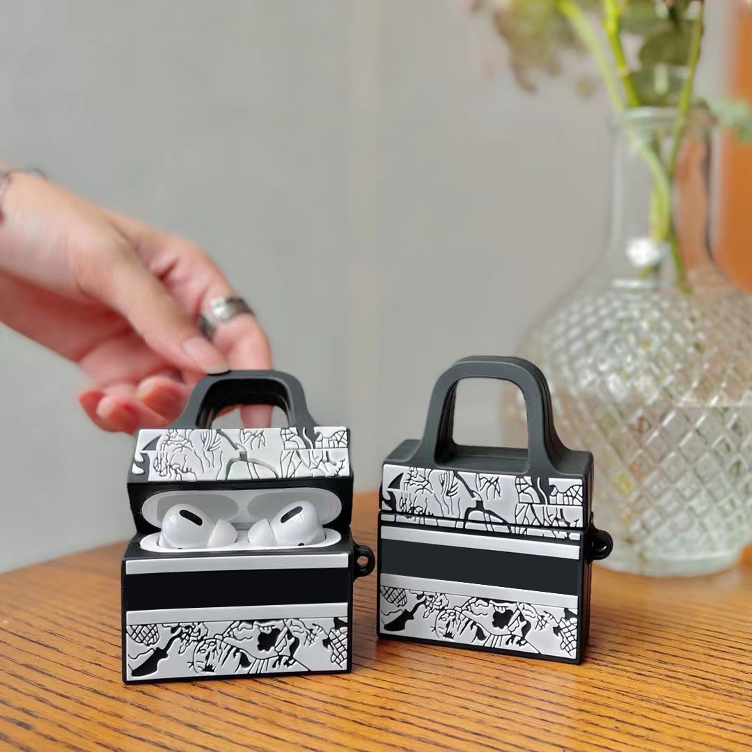 Luxurys fashion designers airpods Mini soft silicone covers airpod shockproof headset protective cover with metal buckle good nice
Luxurys fashion designers airpods Mini soft silicone covers airpod shockproof headset protective cover with metal buckle good nice