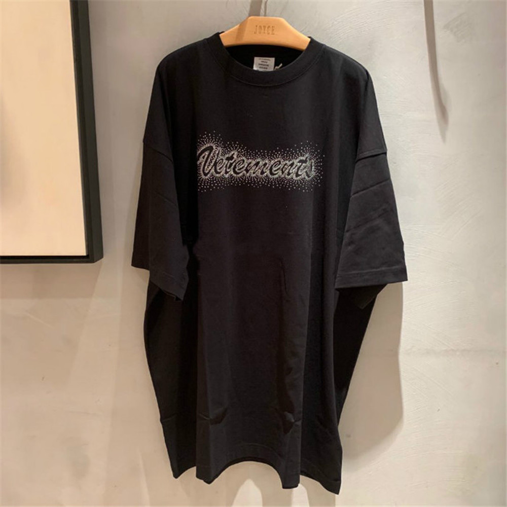 2021 New Vetements Oversized T-shirts Das Mulheres Dos Homens Vero Primavera Topos De Perfurao Flash Tipo Vtm t Fmrw
2021 New Vetements Oversized T-shirts Das Mulheres Dos Homens Vero Primavera Topos De Perfurao Flash Tipo Vtm t Fmrw