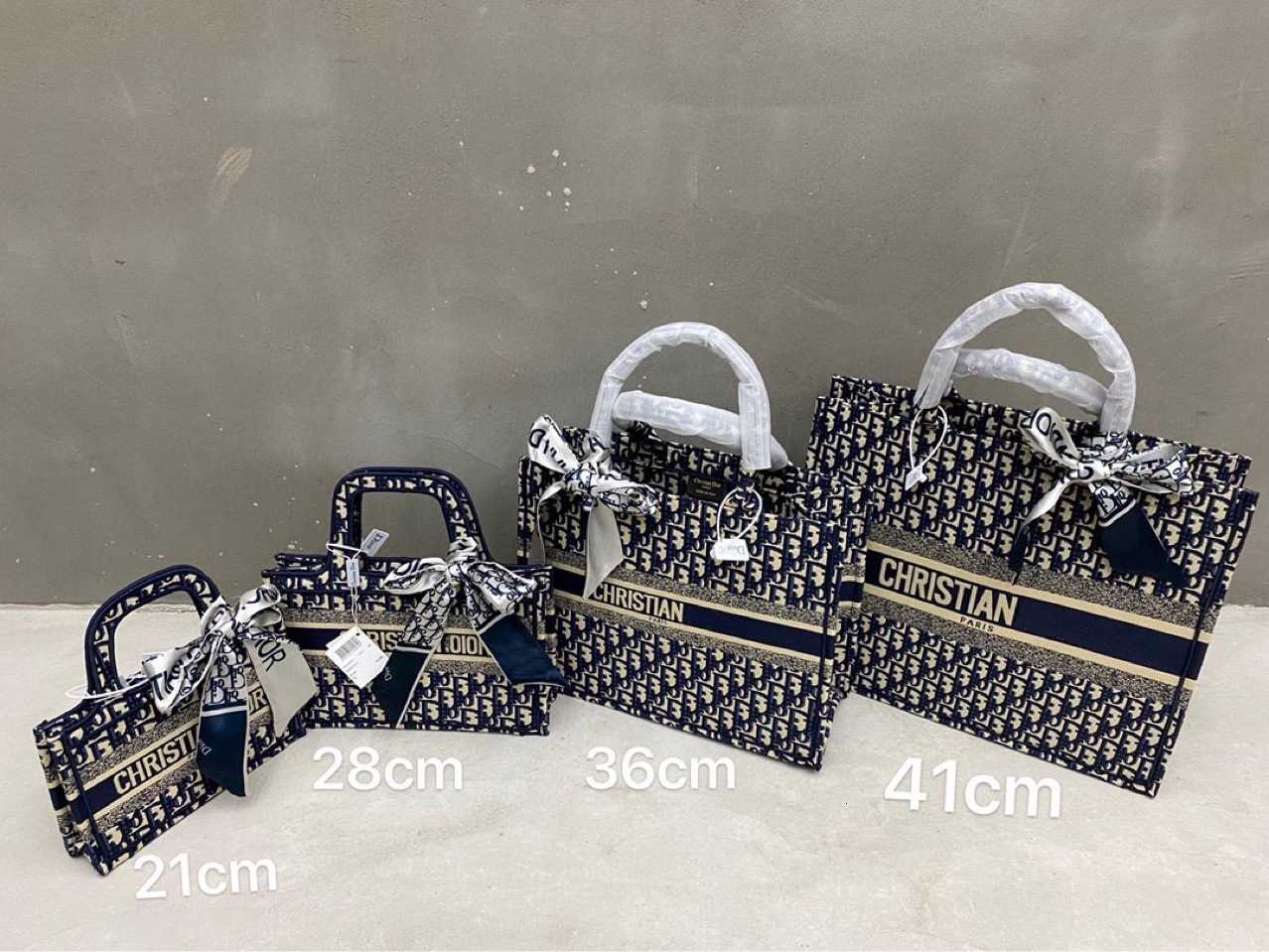 New Dijia classic D embroidery Tote Bag old flower letter shopping bag women's bag large capacity handbag
New Dijia classic D embroidery Tote Bag old flower letter shopping bag women's bag large capacity handbag