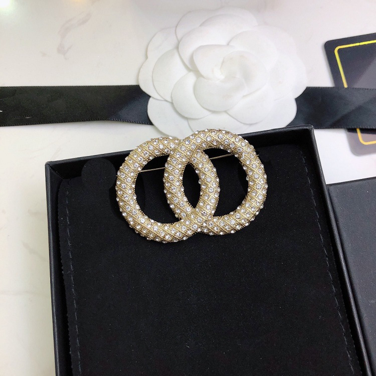 Xiangjia xiaoxiangfeng 2021 new double-C versatile fashion personality pin temperament female diamond Brooch, Gray
Xiangjia xiaoxiangfeng 2021 new double-C versatile fashion personality pin temperament female diamond Brooch, Gray