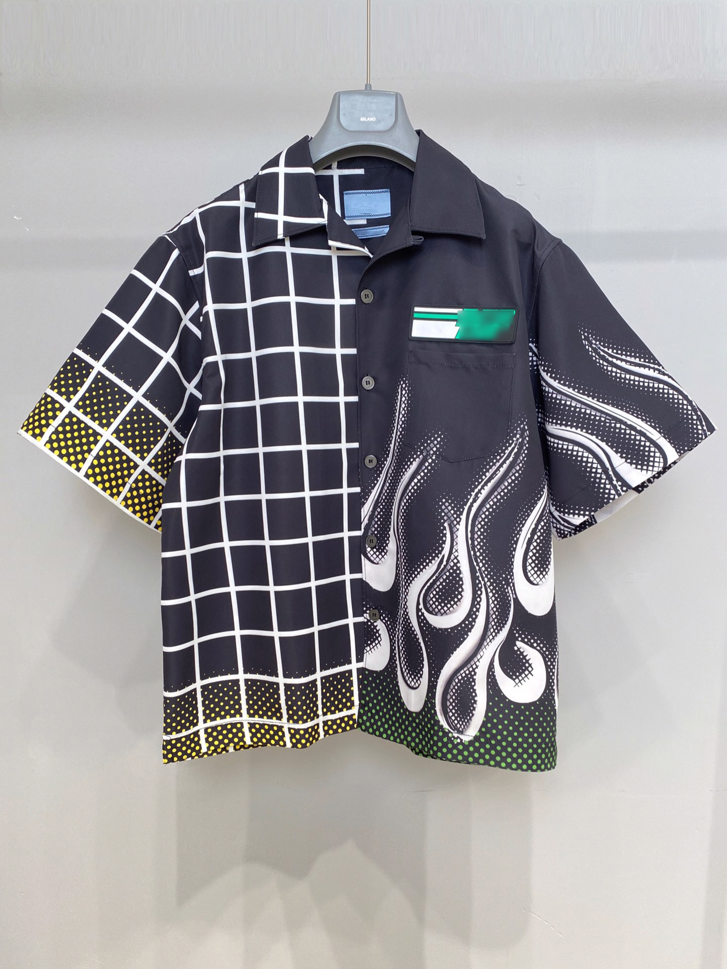 FALECTION MENS 21SS P MILANO BLACK flame PRINTED NYLON BUTTONS UP SHIRT, White
FALECTION MENS 21SS P MILANO BLACK flame PRINTED NYLON BUTTONS UP SHIRT, White