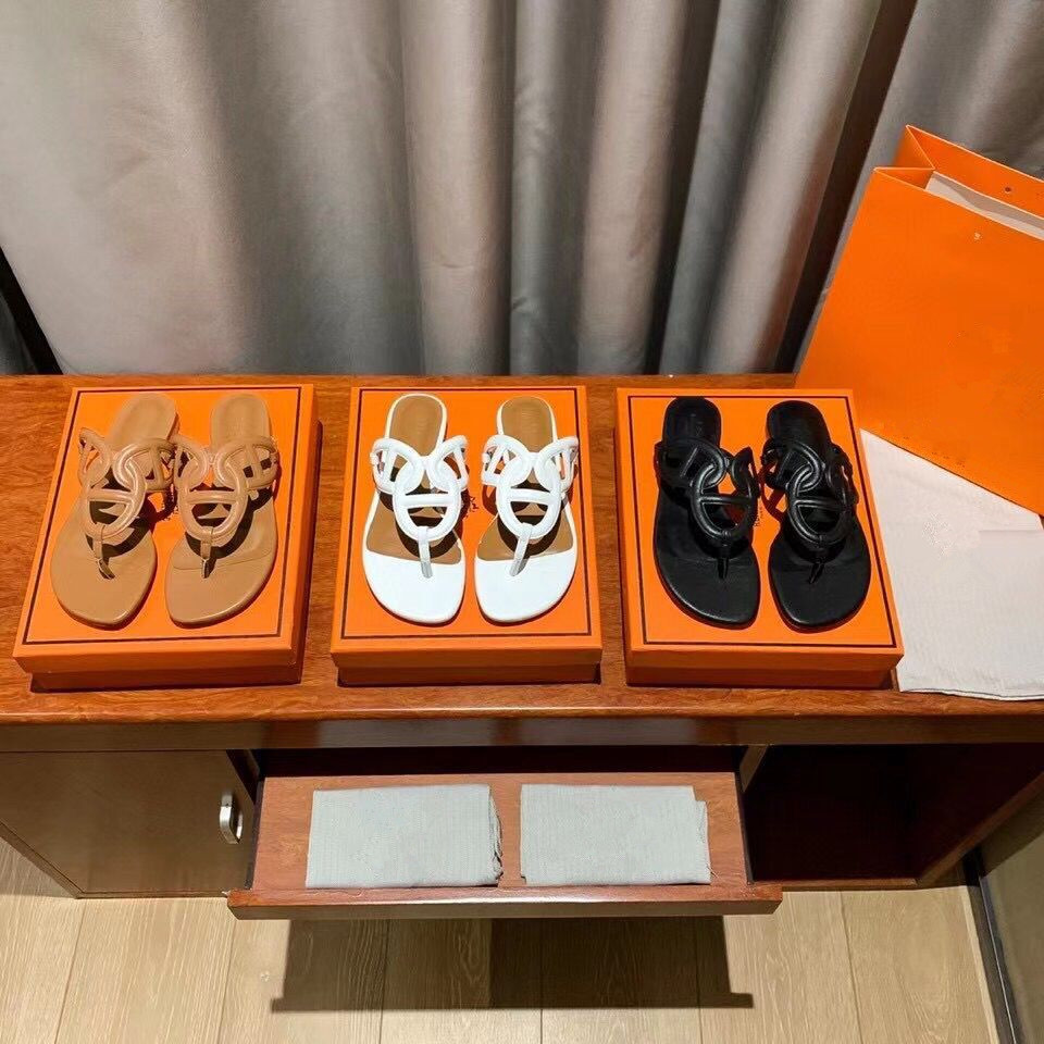Luxurys Designer Women Flat Slippers Beach Leather Sandals jelly color hollow out flip flops Sandal Studded Girl Slides Arrival Platform Lady Casual Mules WITH BOX, White
Luxurys Designer Women Flat Slippers Beach Leather Sandals jelly color hollow out flip flops Sandal Studded Girl Slides Arrival Platform Lady Casual Mules WITH BOX, White