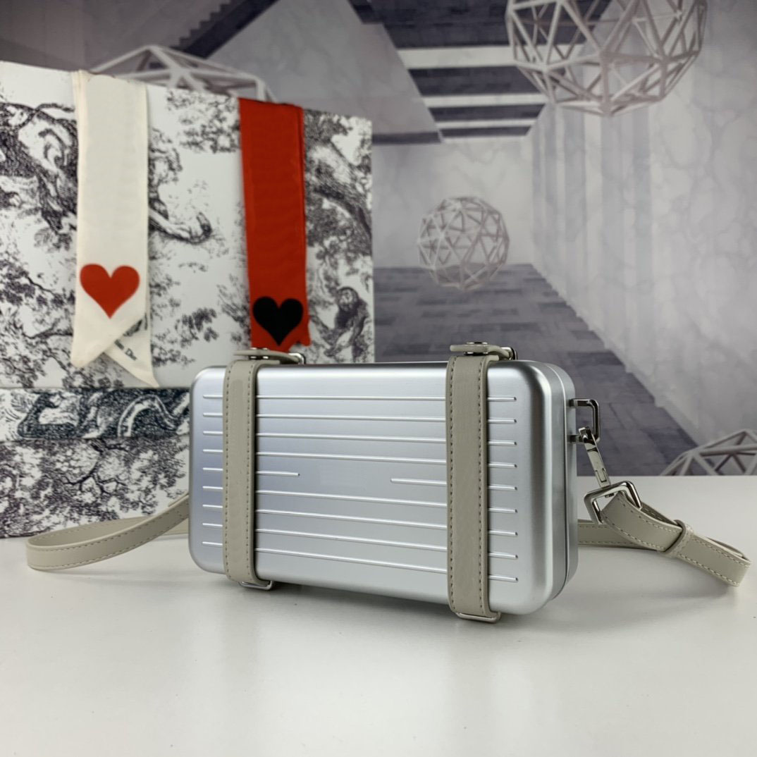 2020 HOT sales Fashion brand luxury shoulder bag designer handbags Brand joint aluminium alloy Luggage styling
2020 HOT sales Fashion brand luxury shoulder bag designer handbags Brand joint aluminium alloy Luggage styling