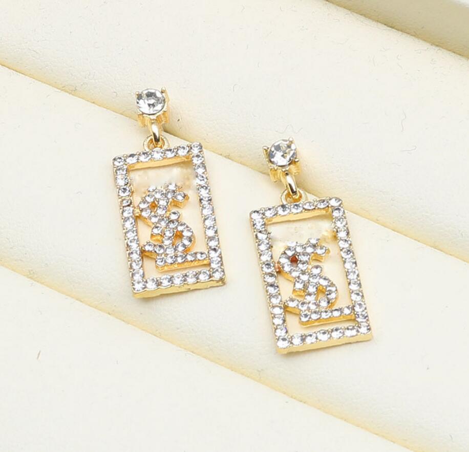 18K Gold Plated Geometric Rectangle Dangle Stud Earrings for Womens Brand Designer Letter Crystal Rhinestone 925 Silver Tassel Party Jewerlry Accessories 
18K Gold Plated Geometric Rectangle Dangle Stud Earrings for Womens Brand Designer Letter Crystal Rhinestone 925 Silver Tassel Party Jewerlry Accessories
