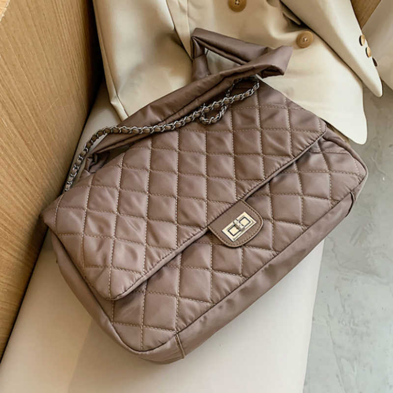 Black Quilted Retro Large-Capacity Bag Women's 2021 New Style Fashion All-Match Simple Shoulder Tote C0601
Black Quilted Retro Large-Capacity Bag Women's 2021 New Style Fashion All-Match Simple Shoulder Tote C0601