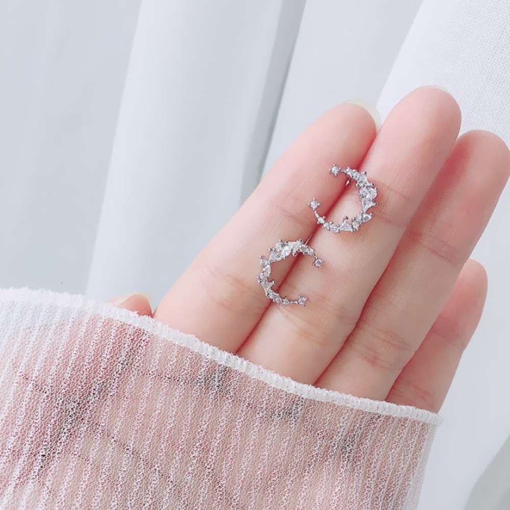 Fashion Korean version S925 silver flash diamond irregular crescent Earrings creative temperament versatile personality Moon female
Fashion Korean version S925 silver flash diamond irregular crescent Earrings creative temperament versatile personality Moon female