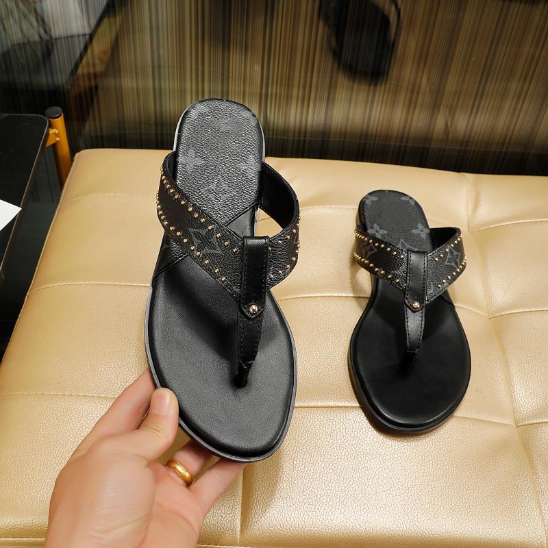 2021 flat slippers, made of classic materials, use laser canvas and calf leather to decorate the wide laces with small studs
2021 flat slippers, made of classic materials, use laser canvas and calf leather to decorate the wide laces with small studs