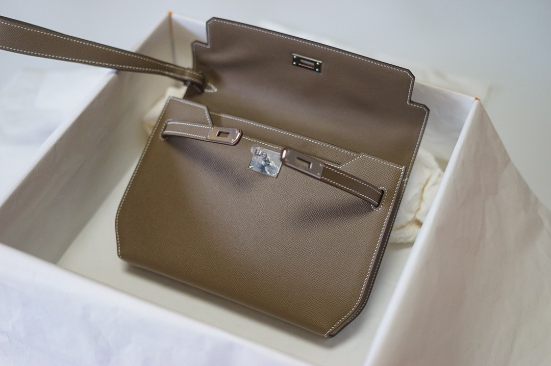 wholesale top quality,fully handmade 25cm men and women brand handbag,epsom leather wax stitching, gold and silver hardware, contact me for detail, Light grey
wholesale top quality,fully handmade 25cm men and women brand handbag,epsom leather wax stitching, gold and silver hardware, contact me for detail, Light grey