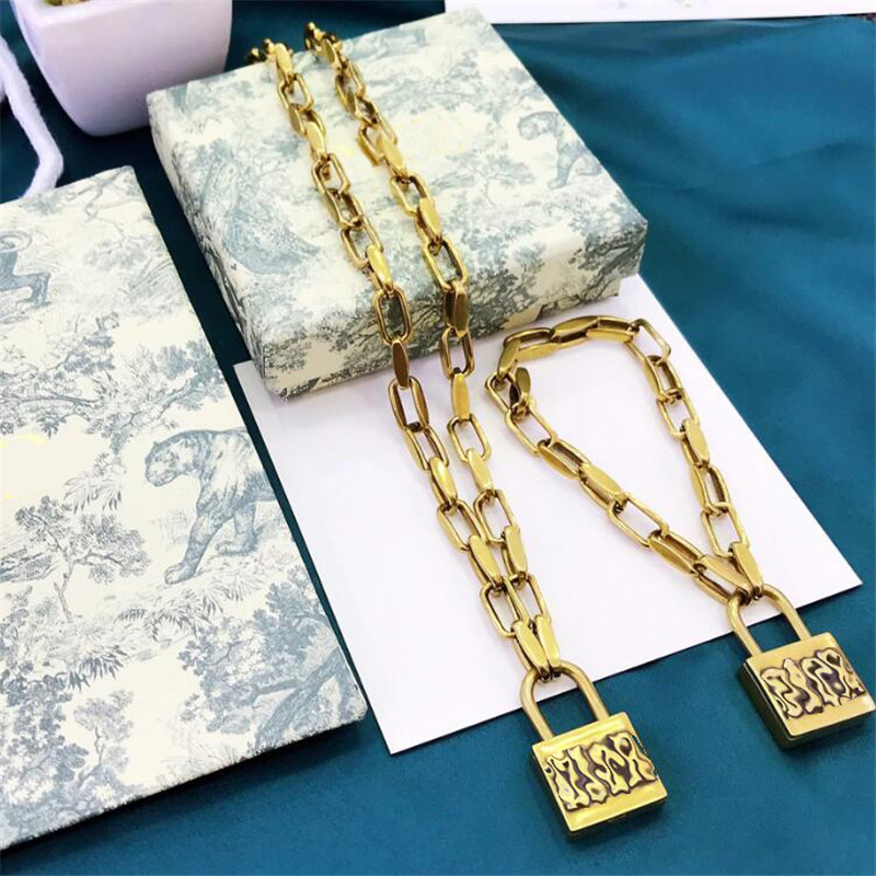 Punk Style Lock Pattern Necklaces Fashion Letter Designer Lady Pendant Necklace Birthday Gift for Girls Trendy Bracelet
Punk Style Lock Pattern Necklaces Fashion Letter Designer Lady Pendant Necklace Birthday Gift for Girls Trendy Bracelet