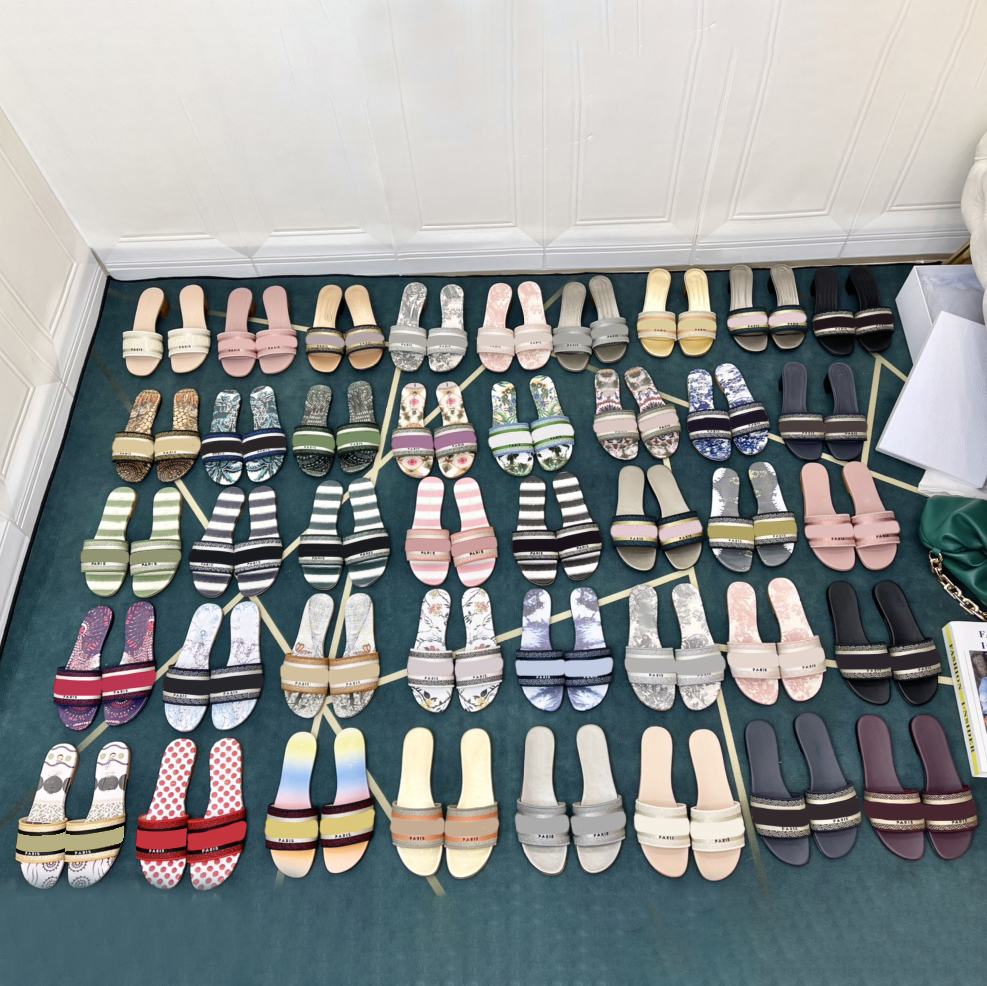 2021 Paris women sandals designer Embroidery slippers slides Floral brocade Gear bottoms Flip Flops woman striped Beach causal slipper with, Black
2021 Paris women sandals designer Embroidery slippers slides Floral brocade Gear bottoms Flip Flops woman striped Beach causal slipper with, Black