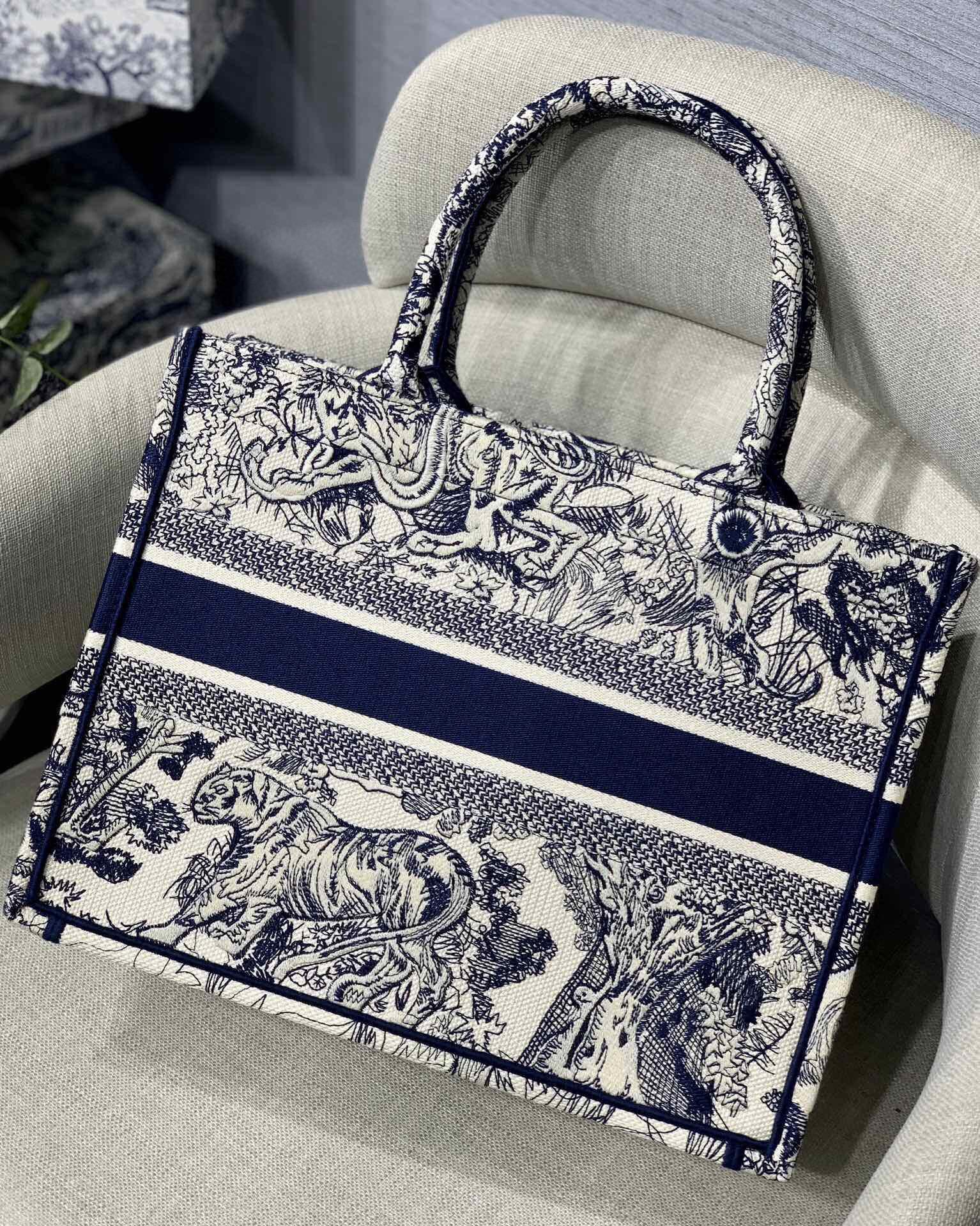 Customizable Name Designer Bags Book Tote Shopping Bag Grey Tiger Embroidery Original Canvas Big Capacity Trip Handbag
Customizable Name Designer Bags Book Tote Shopping Bag Grey Tiger Embroidery Original Canvas Big Capacity Trip Handbag