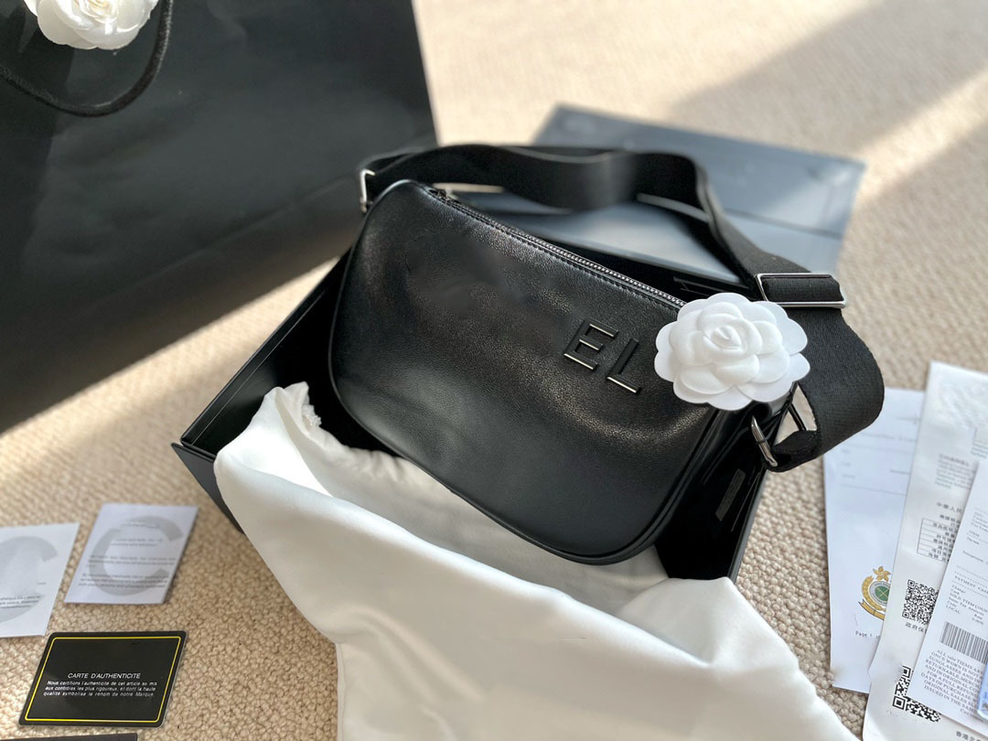 The tasteful style of leather For mobile phones and headphones and other small fashion bags 25*15cm Chain bag, Black
The tasteful style of leather For mobile phones and headphones and other small fashion bags 25*15cm Chain bag, Black