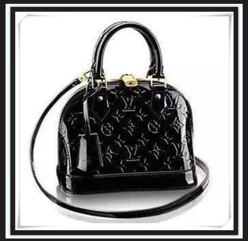 03 LOUIS VITTON LV BB PM Shell Bag Women Handbags 2020 Leather Shoulder Bags With Lock Designer Handbags Crossbody Bag 25cm
03 LOUIS VITTON LV BB PM Shell Bag Women Handbags 2020 Leather Shoulder Bags With Lock Designer Handbags Crossbody Bag 25cm