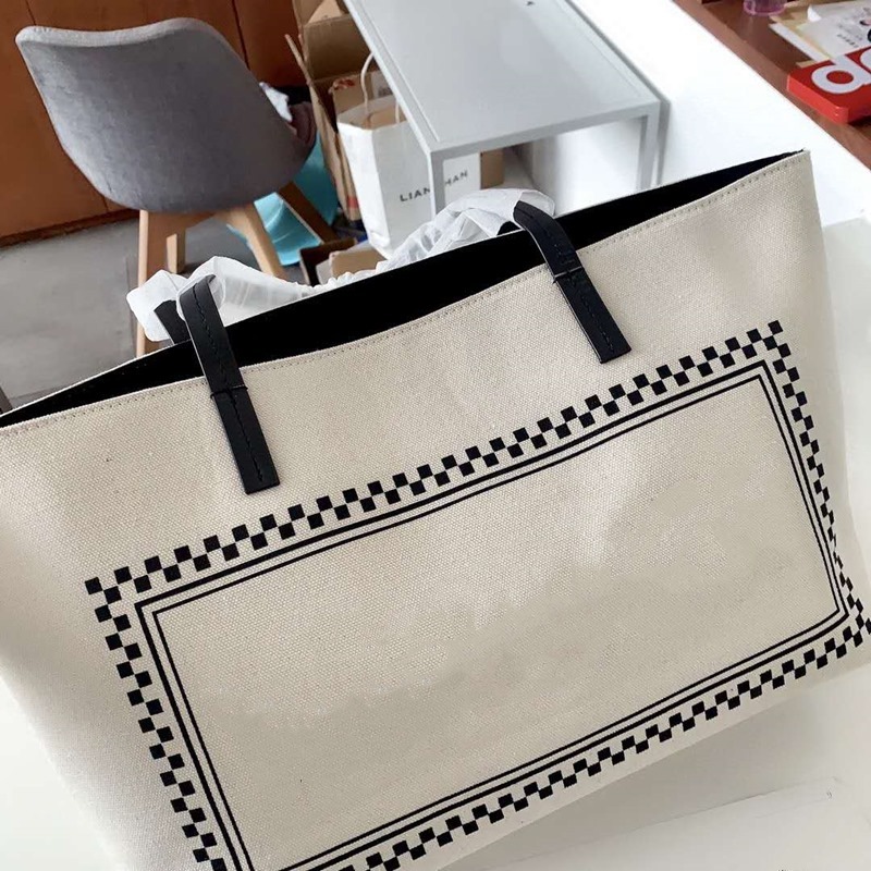 2020 Spring / Summer Lady Shopping Bag Classic Letter Canvas Beach Bags Fashion Leisure Women's Large Capacity Open Shoulder Bag Two Style, Black
2020 Spring / Summer Lady Shopping Bag Classic Letter Canvas Beach Bags Fashion Leisure Women's Large Capacity Open Shoulder Bag Two Style, Black